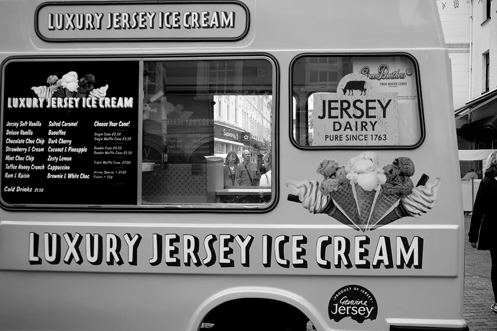 Scène de rue à Saint-Hélier sur l’île de Jersey, photographie de Pablo Arce