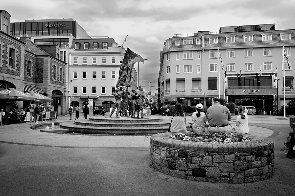 Scène de rue à Saint-Hélier sur l’île de Jersey, photographie de Pablo Arce