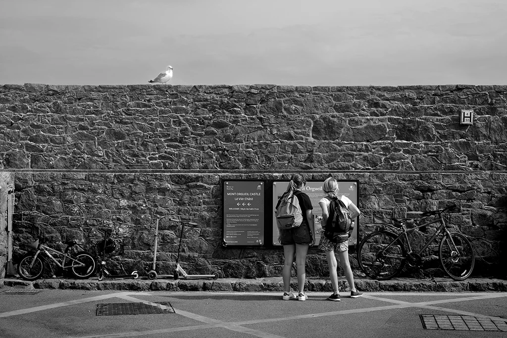 Scène de rue à Saint-Hélier sur l’île de Jersey, photographie de Pablo Arce