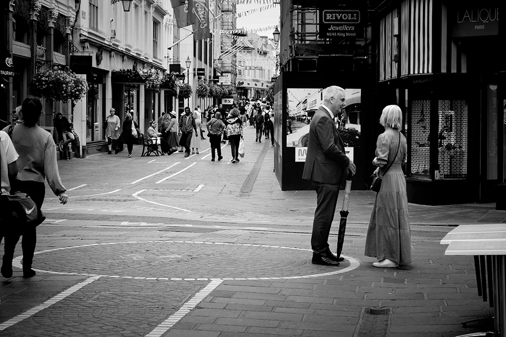 Scène de rue à Saint-Hélier sur l’île de Jersey, photographie de Pablo Arce