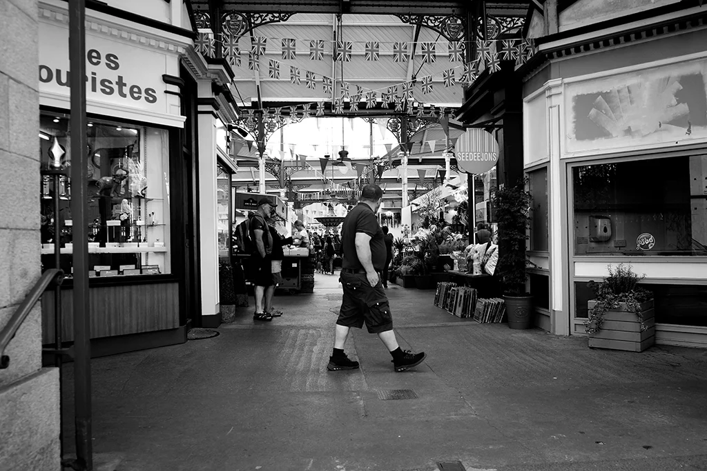 Scène de rue à Saint-Hélier sur l’île de Jersey, photographie de Pablo Arce