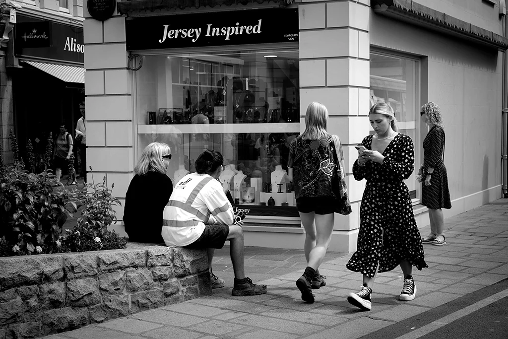 Scène de rue à Saint-Hélier sur l’île de Jersey, photographie de Pablo Arce